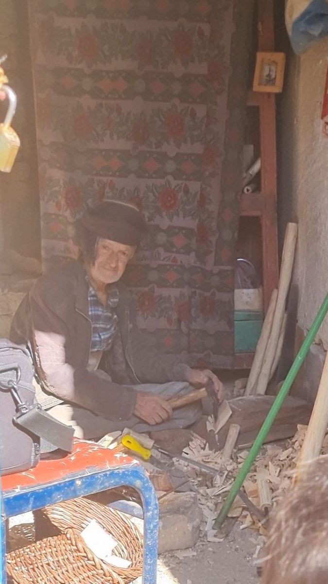 در حال تهیه شونه چوبی