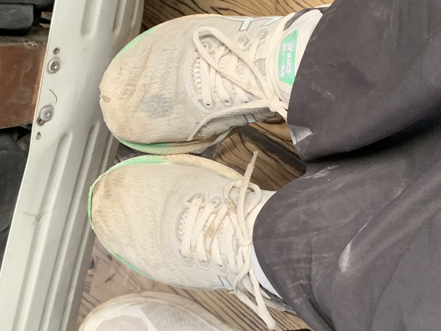 چیزی که درنهایت ازش باقی موند. به نوک کفش راستم نگاه کنید که اون بیل بیلکش کنده شده... عبای خاکیمو هم نبینید.