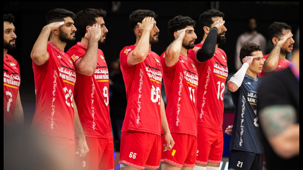 سلام نظامی والیبالیستان تیم ملی به احترام سرود ملی