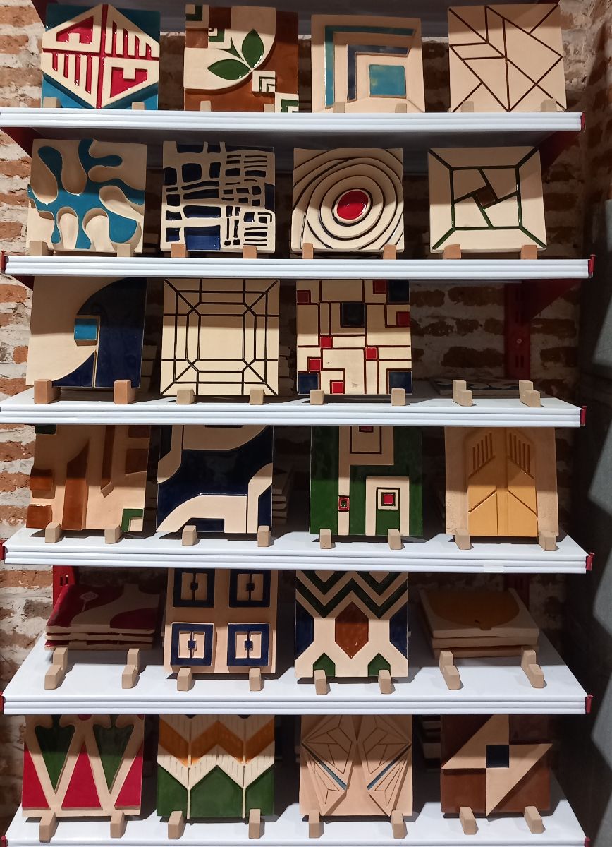 نمونه کاشی های سفالی برجسته فرم آوران رهرو بینشگر نوید