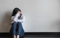 ۱۰ علائم افسردگی + مهم‌ترین روش‌های درمان آن