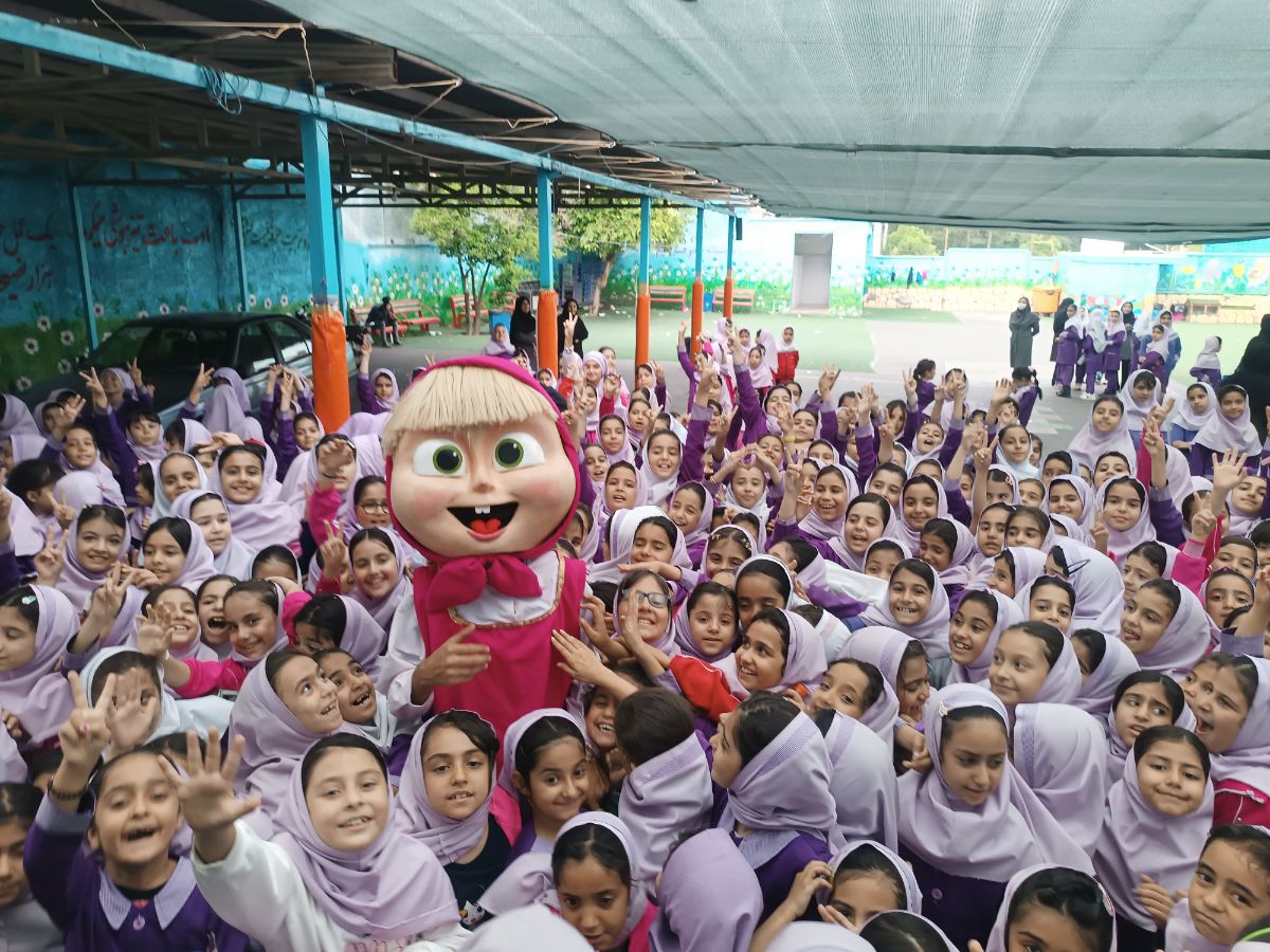 اجرای عموروحانی دست داده در دهه کرامت در مدارس شیراز با تیم عروسک گردان به میزبانی مدارس مختلف به دعوت بسیج دانش آموری استان فارس ..........