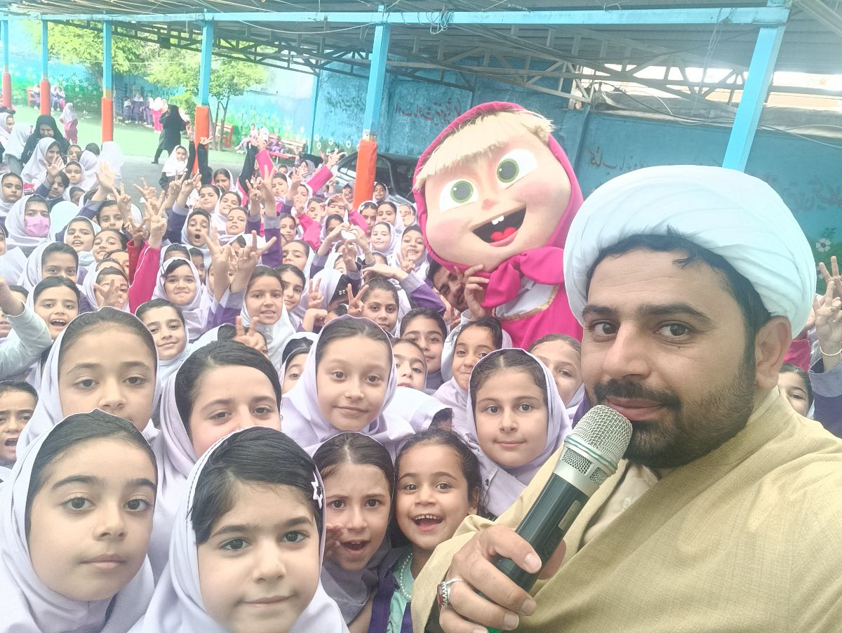 اجرای عموروحانی دست داده در دهه کرامت در مدارس شیراز با تیم عروسک گردان به میزبانی مدارس مختلف به دعوت بسیج دانش آموری استان فارس ..........