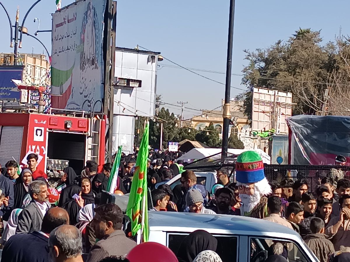 در جشن ۴۶سالگی انقلاب اسلامی تیم عموروحانی شهرستان جهرم با برنامه های متنوع به کودکانی که در مراسم راهپیمایی حضور داشتند خدمت رسانی کردند.