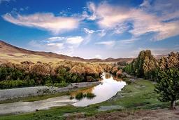 منظره غروب خورشیدومتاثر شدن از آن برای ثبت یک عکس
