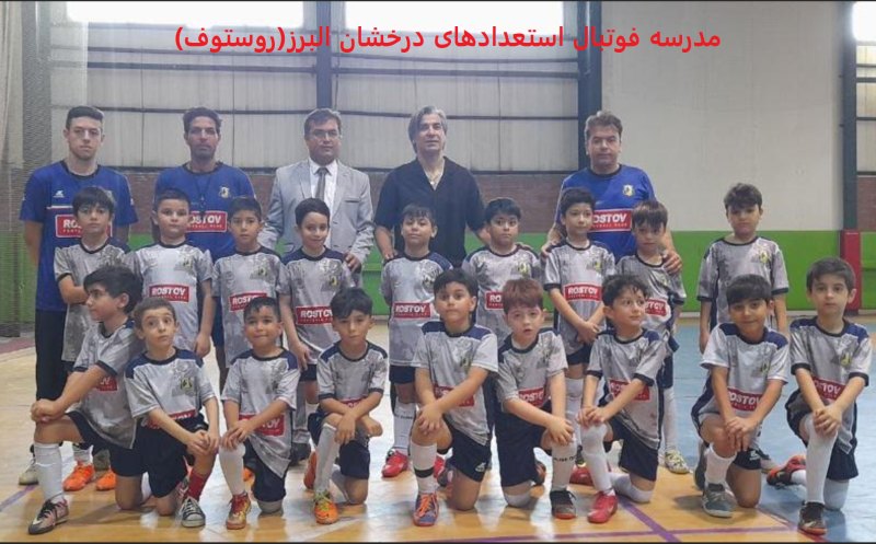 تصویر تیم فوتبالیست نونهال بهترین باشگاه فوتبال ،استعدادای درخشان با لباس طوسی در سالن ورزشی به همراه وحید شمسایی و مربیان