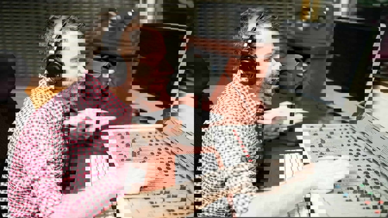 چگونه صدا بر رفتار خرید مشتریان اثر می‌گذارد؟ تاثیر صدا در تبلیغات برندهای معتبر