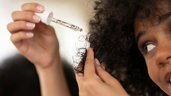 راهکارها و روش های مراقبت از موهای فر + محصولات مراقبتی مناسب