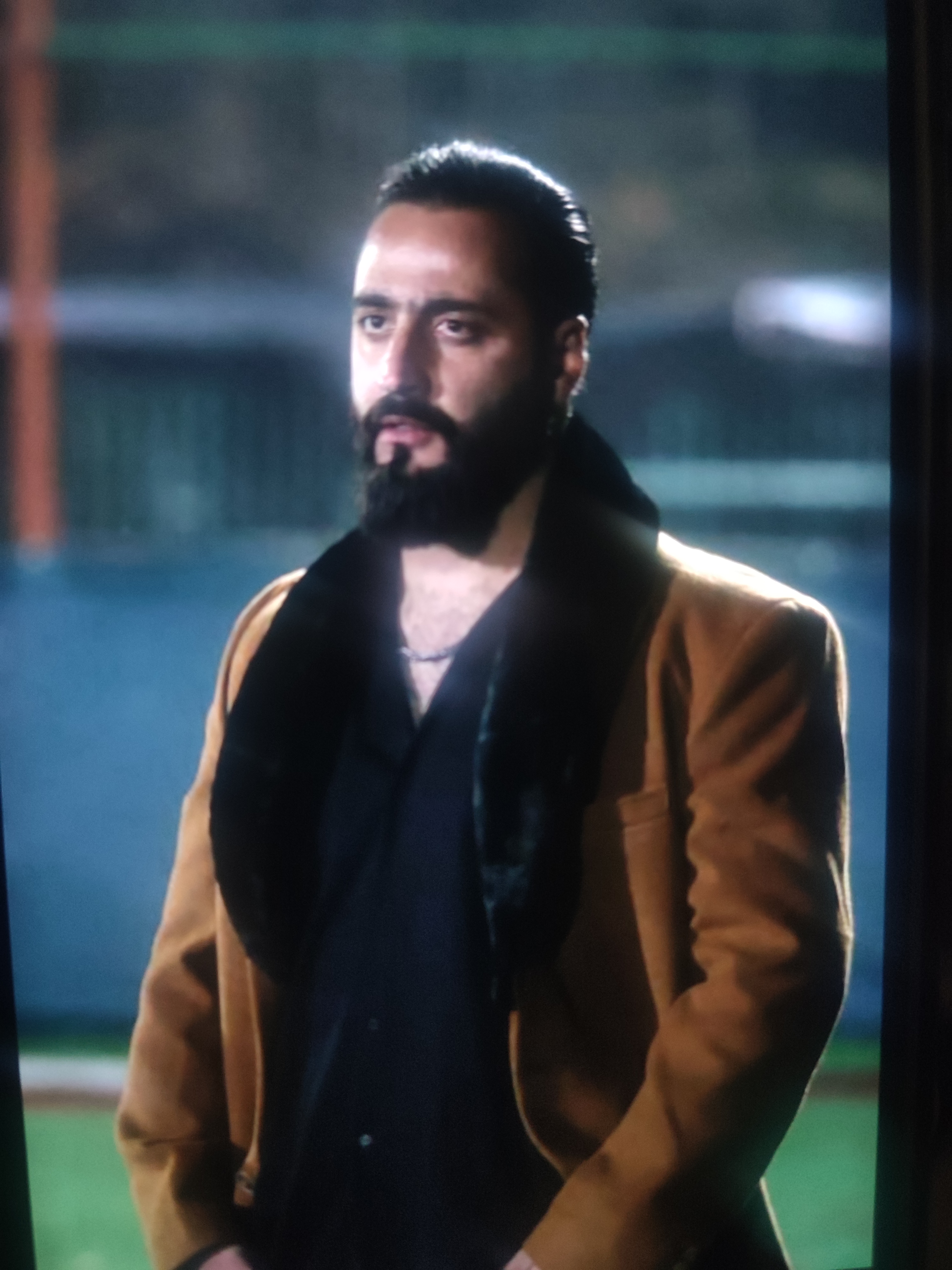 عرض سلام و ادب دارم خدمت همه دنبال کننده هاتون بازی خوبی بود هر دوتا تیم خوب بازی کردن خب ما موقعیت های بیشتری داشتیم که به راحتی از دست دادیم چون بازیکنان ما اون تمرکز لازم نداشتن در نهایت هم که رفت به ضربات پنالتی که متاسفانه بچها عملکرد خوبی نداشتن و بازی واگذار کردیم جا داره به تیم زرنگار تبریک بگم امیدوارم که  همیشه همینجوری خوشحال باشن .آقای جعفری سبک فوتبال تیم آسیا پیشرو مثل همیشه نبود تیم  شما  خیلی از لحاظ ساختاری قوی بود اما امشب کاملا متفاوت بود؟ خدمتتون عرض کنم که ما متاسفانه دیروز کاپیتان تیممون آقای اشکان محمد آبادی رو در سانحه تصادف بسیار آسیب شدیدی دیده  و الان هم تو کما هستش من خودم دیشب تا ساعت یک تو بیمارستان بودم و این اتفاق تلخ باعث شد که کادر فنی و همه بازیکنان تحت تاثیر قرار بگیریم ،ما تمام ذهنمون پیش اشکان هست و امیدواریم که هر چه سریع تر به هوشیاری برگرده، ما هم برای اشکان جان آرزوی سلامتی میکنیم،اگر صحبتی هست به عنوان کلام آخر در خدمتتون هست؟ من فقط تشکر میکنم از همه بازیکنانم ازکادر فنی محترم باشگاه و از اولیای فهیم باشگاه که ما رو تو مسیر قهرمانی حمایت کردن،ما تونستیم کار بزرگی انجام بدیم و صعود کنیم به لیگ دو برنامه های خیلی زیادی داریم برای بازی های دسته دو انشالله که بتونیم نماینده خوبی باشیم از طرف جنوب غرب و در آخر آرزوی سلامتی دارم برای اشکان جان و ازتو میخوام دعا کنید براش انشالله که هر چه سریع تر بهبود پیدا کنه،