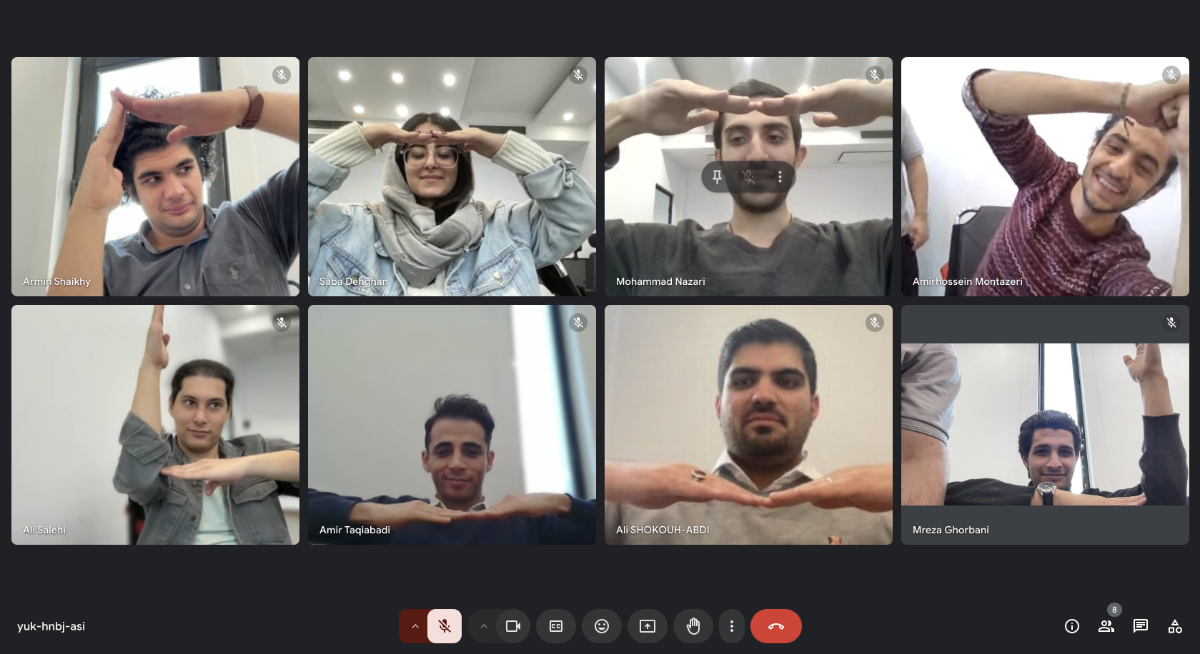 گاهی جلسات ترکیبی از آنلاین و حضوری تو اتاق جلسه برگزار میشه.