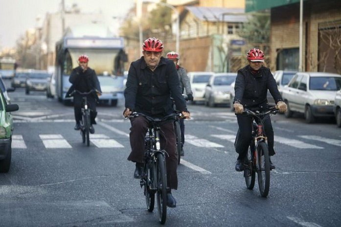 حناچی شهردار تهران سوار بر دوچرخه برقی