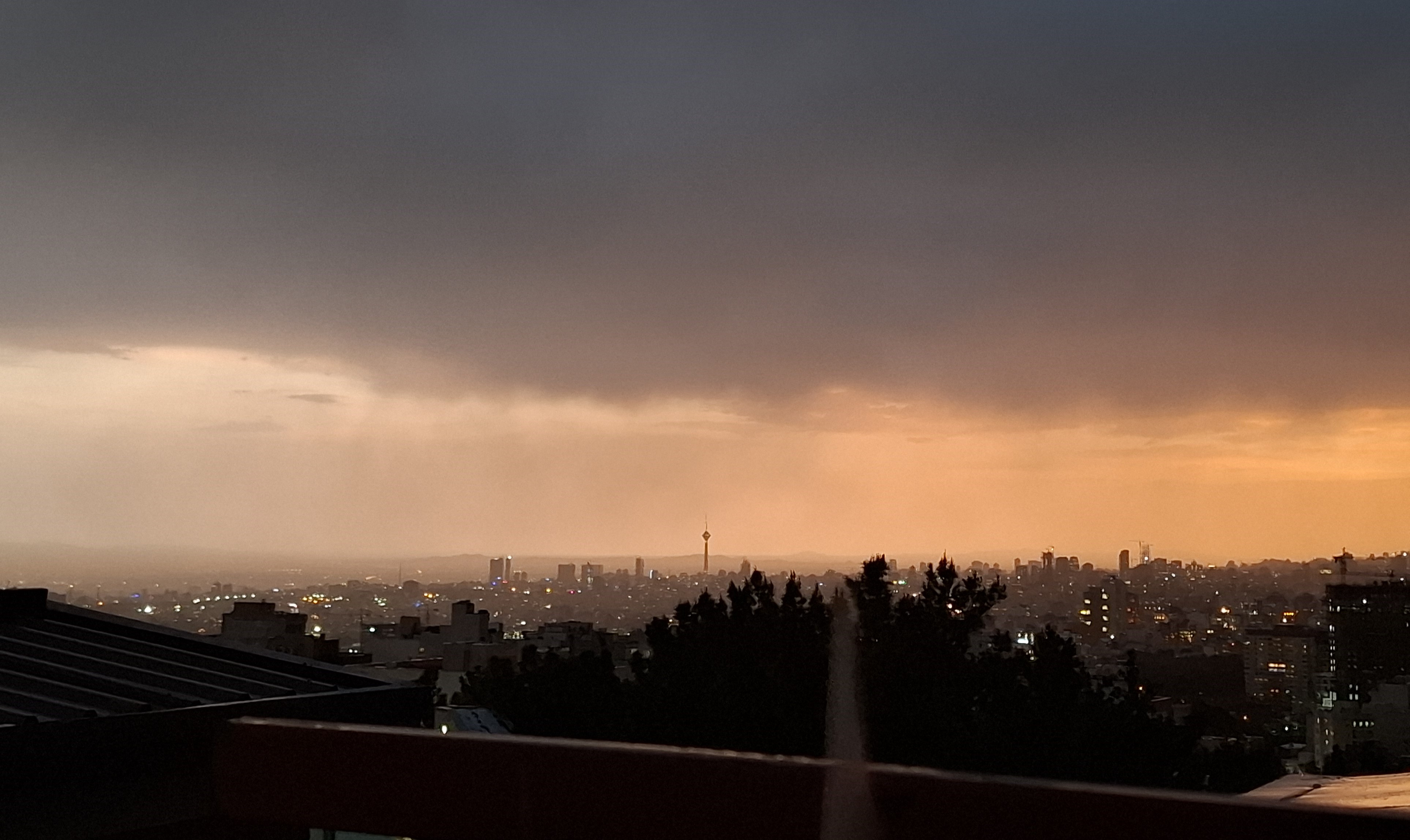 آن روز را یادت هست که با هم باریدیم؟ چشمان من هم رنگ افق تو شده بود. اما هر دو پس از باران، حال بهتری داشتیم...