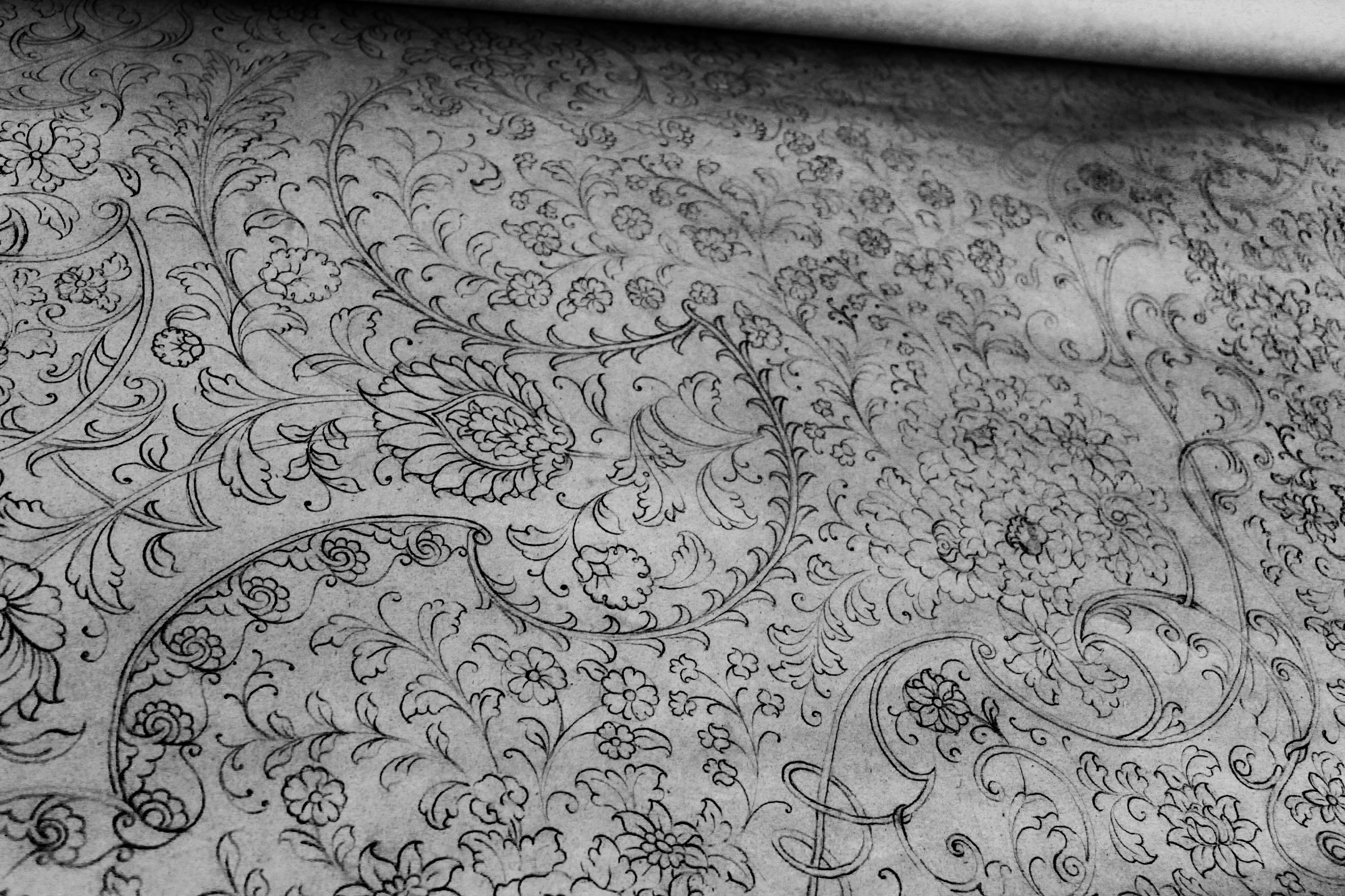 تلفیق نقوش سنتی با گرش‌های پیچک به سبک رئال