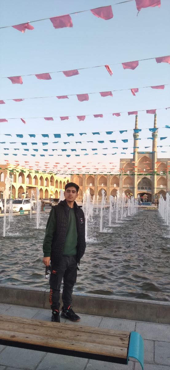 این لرستان که چنین اب و هوایی دارد

دشت و صحرا وجبلش حال وصفایی دارد

چشمه ها یک طرف وکوه نمایان جانم

دیده را مات که این به چه هوایی دارد

کوه کلاه یافته وسرداب و ز قالی کوه گو

اشترانکوه وسفید کوه چه نمایی دارد

به سفید کوه و کور وقصه هشتاد پهلو

آب شیرین لرستان چه شفایی دارد

ایل واتبار حسنوند و بیرانوند همگی

پاپی و میر وبهاروند چه نوایی دارد

شرح ایل جودکی و ساکی وقائد رحمت

بخشش لر بزرگ نشنو ونمایی دارد

ایل دلفان و ودریکوند وقلاوند سخنی

وصف اوصاف لران صوت منایی دارد

سخن ازوصف لران شهد وشکر طعم دهان

این سخن در نظرم رنگ وحنایی دارد

خرم اباد وگریت زاغه وازنای دورود

از اتابک وکریم خان ردپایی دارد

نادر آن زاده شمشیر که مردان دلیر

همه دانند که چه جور و جفایی دارد

شیر مردان لر و پنجه آرش بنگر

نادر از دست لران زخم بلایی دارد

این غلو نیست کزین بیت سخن بشنیدی

این حقیقت بخدا سابقه هایی دارد

