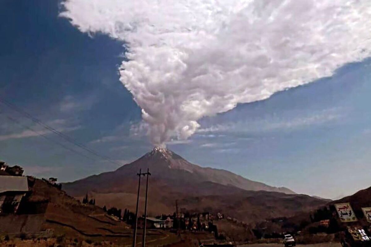 دودی سفید بر فراز دماوند نمایان شده است. گفته می شود در هوای صاف و تمیز این دود قابل مشاهده است و امر جدیدی نیست