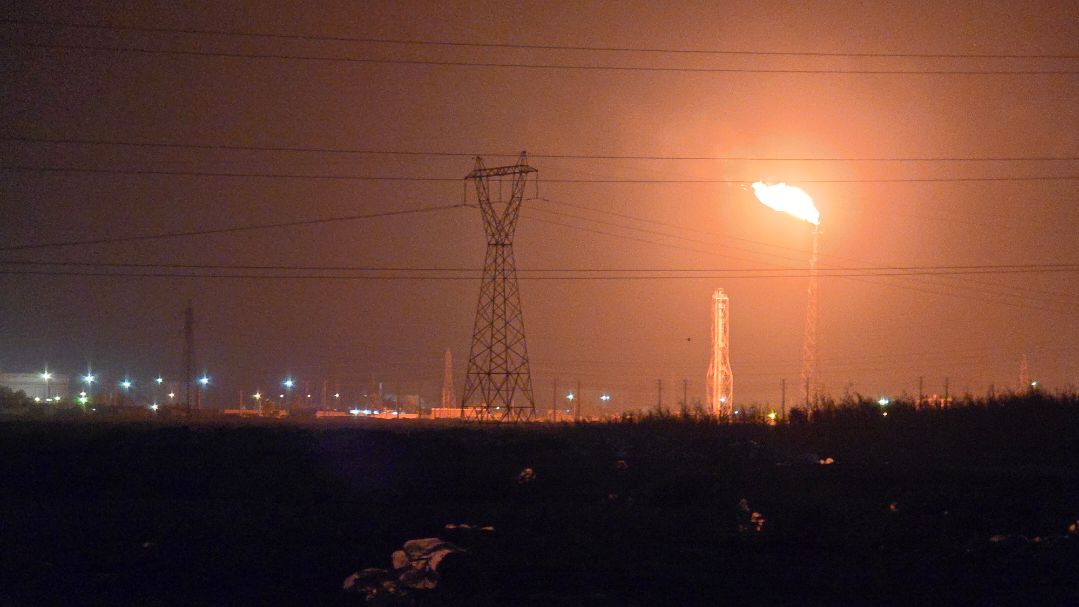 نمی دانم چرا آن که بالای مشعل می سوزد برای من تداعی کننده ایران است...