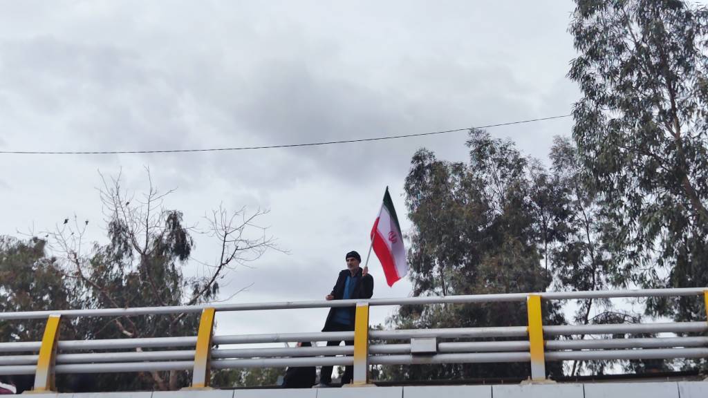 این علم بر زمین نخواهد افتاد