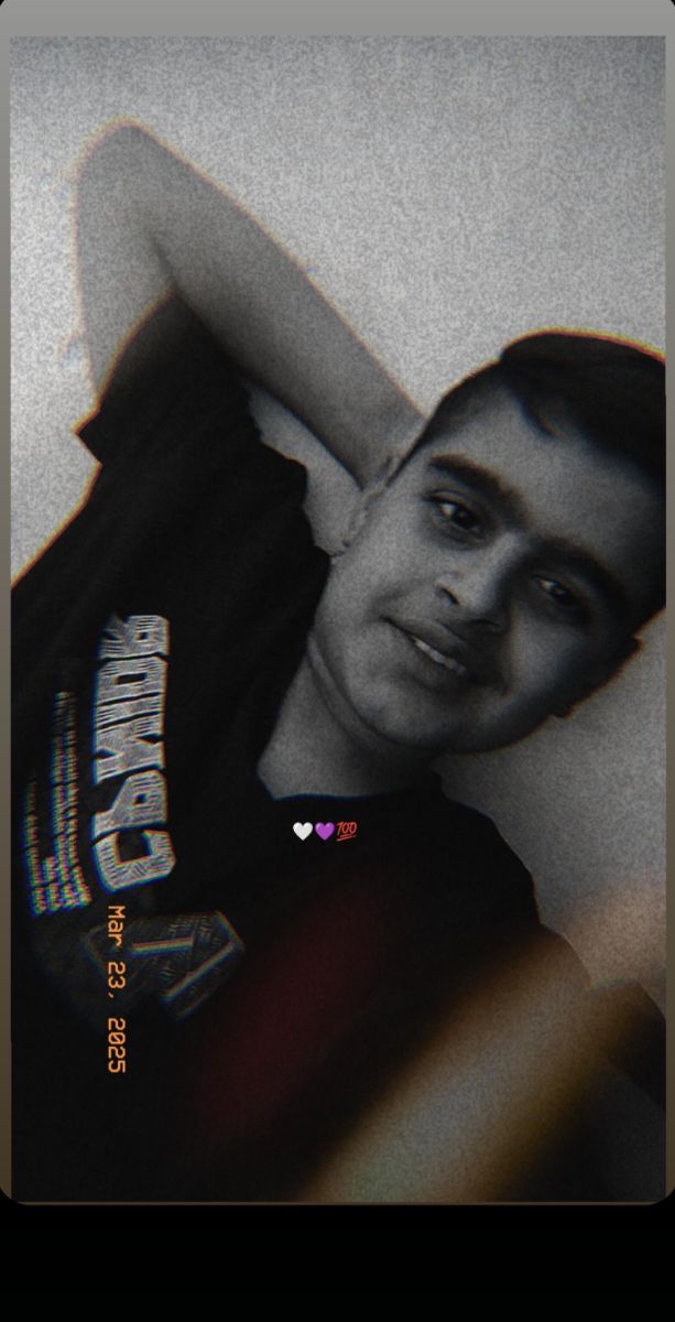 علاقه شدید به تاتر و خوانندگی 