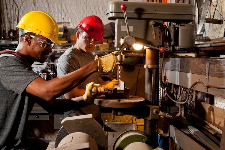 تجهیزات ضروری برای ایمنی در کارگاه‌ها