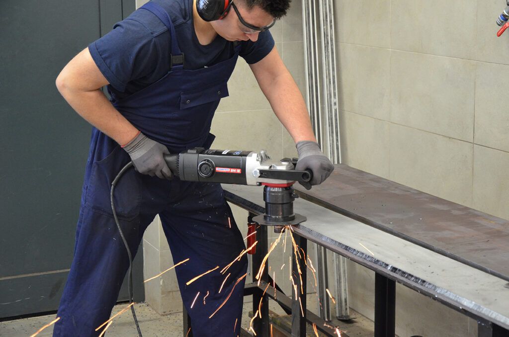 کار با ابزار برش