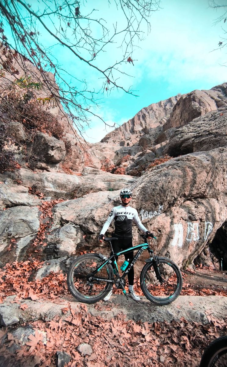 1. سالم ماندن قلب
اگر قلبتان سالم نباشد، زندگی سالمی نخواهید داشت! دلیل آن هم این است که قلب مهم‌ترین بخش بدن هر انسانی محسوب می‌شود و لازم است به درستی کار کند.

ورزش‌های مختلفی در سالم نگه داشتن قلب تاثیرگذار هستند! برای آن که بتوانید مشکلات را از قلب خود دور کنید، ورزش کردن را فراموش نکنید.

دوچرخه سواری به بهبود پمپاژ خون و کاهش حملات قلبی و سکته کمک زیادی می‌کند.

2. افزایش استقامت بدن
در دوچرخه سواری زنان بسیاری از عضلات درگیر می‌شود! بنابراین پس از مدت زمان نسبتاً مناسبی، استقامت بدن شما تا حد مناسبی افزایش پیدا می‌کند.

البته برای افزایش استقامت بدن نیازی نیست که مانند یک دوچرخه‌سواری حرفه‌ای روزانه چندین کیلومتر پا بزنید. اما سعی کنید به صورت منظم دوچرخه‌سواری کنید! حال ممکن است این نظم روزانه یا هفتگی باشد. با این کار، نه تنها عضلاتتان تقویت می‌شود، بلکه اندام زیبایی خواهید داشت و استقامت بدن هم بیشتر می‌شود.