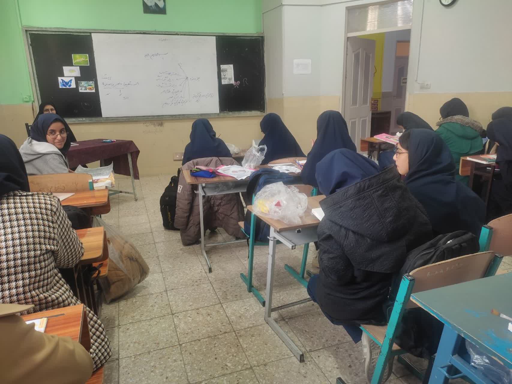 کلاس درسی که از سالهای کرونا تا به الان نه محتوایش عوض شده و نه تکنولوژیش.