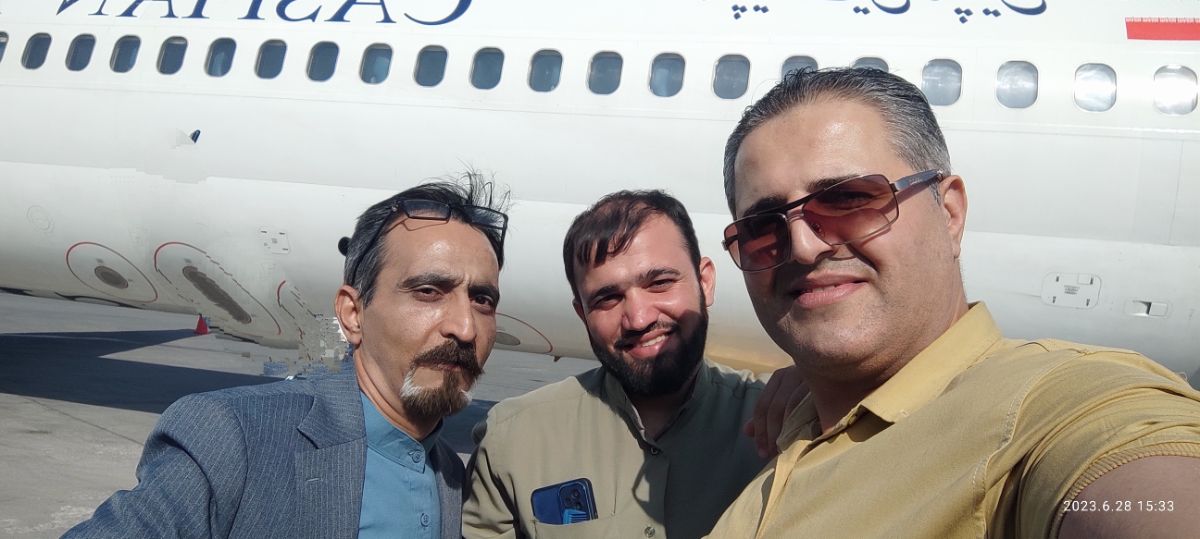 پویا شکوهی گروه فرهنگی هنری پویا قبل از پرواز به استان کرمان در کنار هنرمندان