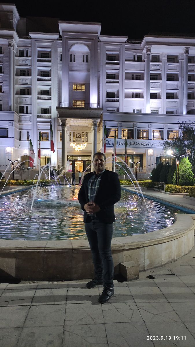 پویا شکوهی قبل از شروع مراسم در برج سفید گروه فرهنگی هنری پویا 