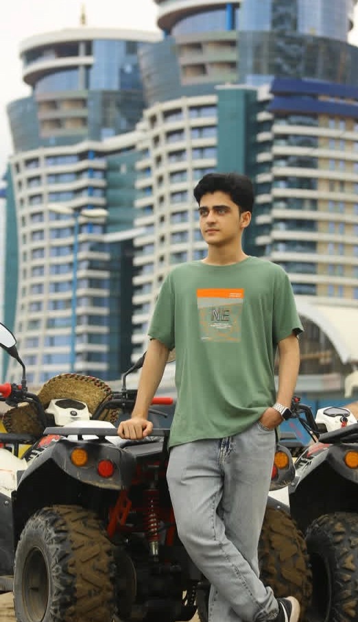 آرین نصیری بازیگر سینما تاتر و تلویزیون می باشد

آرین نصیری فعالیت هنری خود را با فیلم سینمایی کاتی و ستاره ساخته رضا مجلسی آغاز کرد

در سریال قصه های ما به عنوان نقش مانی داستان‌ پخش شده در شبکه دو را تجربه کرده است

همچین تجربه بازی در تاتر را در کارنامه هنری خود دارد