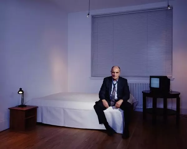 چهل سالگی شروع ورود به دوره میانسالی است که شروع یک دوره بحران هویت ودگردیستی در زندگی می تواند باشد.