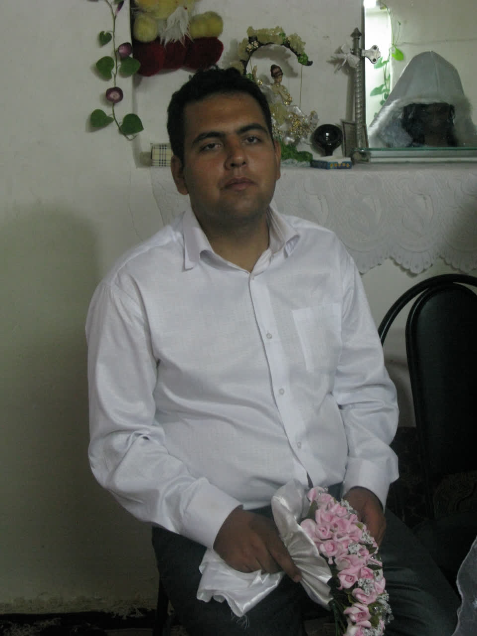 عقدکنان نمی دانم چرا گل را به من دادند به داماد می دهند یانه خبر ندارم.