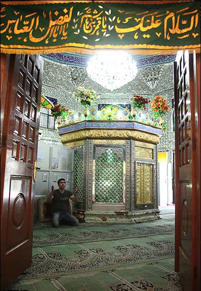 بارها درکنار این ضریح ساعت هادر امامزاده عبدالله در خیابان ۳۰ متری جی تهران نشسته ام وآرامش یافته ام این آرامش اتفاقی نیست