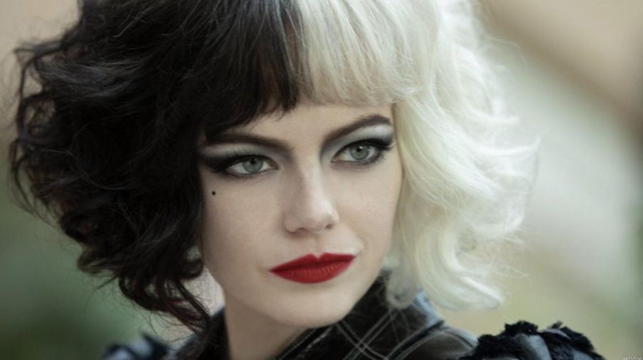 اما استون این فیلم دکاراکتر را بازی میکند،استلا کروئلاکروئلا داستان خود را از بچگی تا بزرگسالی برای ما تعریف میکند تا ببینیم این شخصیت دوست داشتنی شیک 