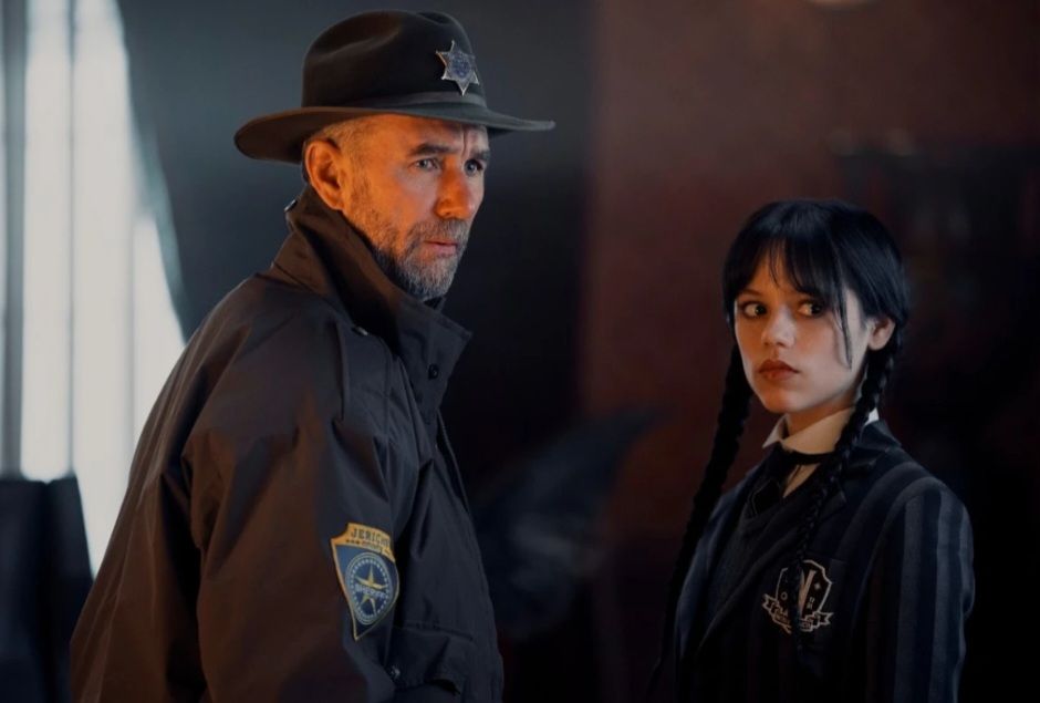 کلانتر دونوان با نام کلانتر گالپین یکی از اعضای پلیس است که نسبت به خانواده دردسرساز آدامز تحقیق می کند. مک شین اخیراً در سریال همکار نتفلیکس The Lincoln Lawyer ظاهر شد، در حالی که او همچنین نقش کوچکی در فیلم زندگینامه تحسین شده Mank در سال 2020 داشت