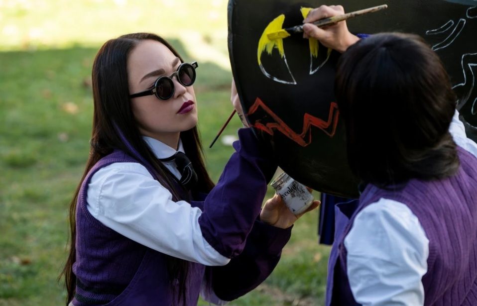 نائومی جی اوگا وا از بازیگران سریال ونزدی از سن 21 سالگی بازیگری را با فیلم Assassin آغاز کرد و در سال 2022 با سریال ونزدی درخشان ظاهر شد. او متولد 24 اوت 1999 در لندن انگلیس است.