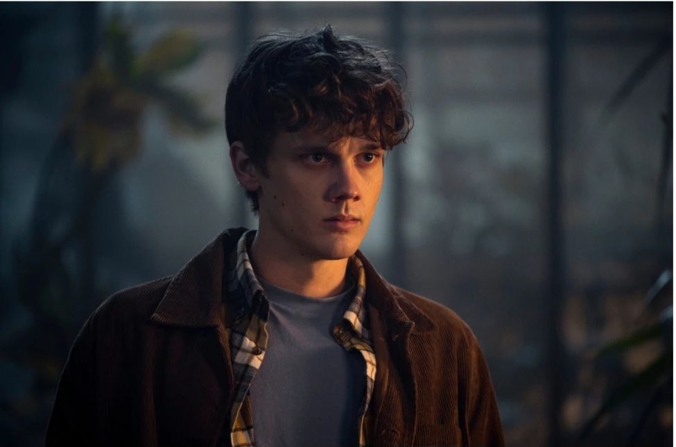 هانتر دوهان که با نام تایلر در سریال ونزدی نقش آفرینی کرده است. هانتر دوهان ۲۸ ساله در ۱۹ ژانویه ۱۹۹۴ در  شهر فورت اسمیت، آرکانزاس، ایالات متحده آمریکا به دنیا آمده است. دوهان از طرف پدری خود اصالت استرالیایی و از سمت مادر خود اصالت آمریکای جنوبی دارد. قد هانتر دوهان ۱۸۰ سانتی متر و وزنش ۶۲ کیلوگرم است. از علایق او می‌توان به ژیمناستیک اشاره کرد