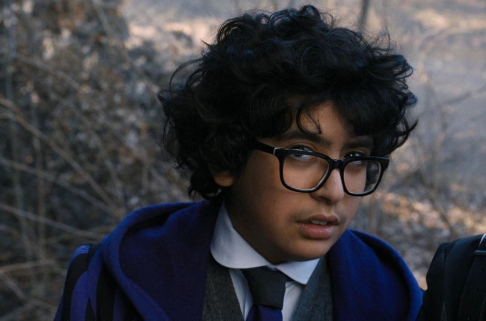 او متولد سال 2009 در لندن است و دانش آموزی است که در کنار ونزدی آدامز در آکادمی Nevermore شرکت می کند و توانایی کنترل زنبورها را دارد. از دیگر فیلم هایی که یوجین در آن نقش آفرینی کرده است می‌توان به فیلم صخره های شبستان اشاره کرد. 160 سانتی متر قد و 43 کیلوگرم وزن دارد و همچنین پدر مادرش به دین اسلام معتقدند