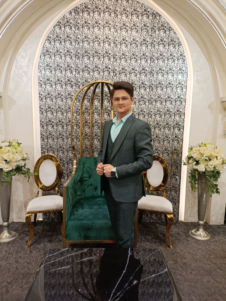 سیدمحمدمجتبی محسنی متولد آبان سال ۱۳۸۶ در تهران میباشد. ایشان مدرک سیکل را با معدل ۱۹ از مدرسه امام عصر گرفته و حال در رشته علوم انسانی مشغول به تحصیل است