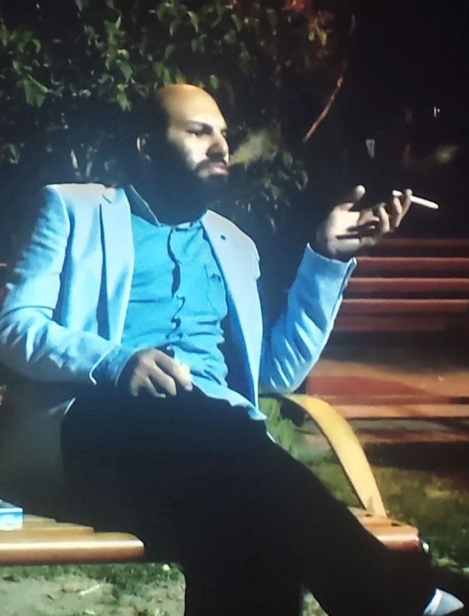 مستند مالک    در مورد معلولین است ناگفته  نماند که مالک در سالها ۸۶که وارد بهزیستی شد معلولین  که هنرمند بود کار های زیادی ساخت مثل سرود معلولین ودر جام جم نشان دادشد در برنامه بوم سفیدمالک  سالهای بعد دبیر کانون معلولین و نام معلول  را پاک می کن و توانیابان خطاب می کن که  در جلسه ها زیادی این بحث است مالک دبیر کل  معلولین ایران بود و کار های زیاد انجام دادمالک ۱۳۹۸به بازار روز رفت وکارهای توانیابان را فروخت و به آنها کمک مالی کرد و به بازار ی ها گفت خیلی از توانیابان هستن که دست به زانو خودشان گرفت آن که  همون سال ها مستند مالک ساخت شدمالک با کسی به نام مهدی قاسمی در بازار رفیق می شه کار خود رو گسترده می کنه   ولی مدت بعد مالک دوبار ه سرفیلم  کار فیلم بردار تلویزیون بر می گردودر فیلم سینمایی زود پز سریال آخرین دیدار بازی می کنه