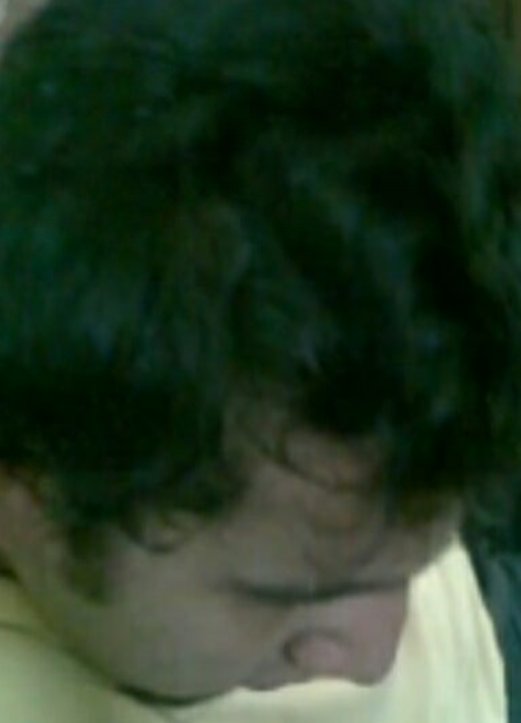 دوران کودکی و جوانی   او از همان کودکی که ۳سال داشت شروع به آواز خواندن کرد ،  خوانندگی و بازیگری دوست داشت و نخستین تجربه خواننده گی و  هنرپیشگی او در سن هفت سالگی بود. در کلاس اول مالک بعدها  در فیلمهایی چون « خود زنی » (۱۳۹۰)، «همه بچه های ما» (۱۳۹۰) و «به رنگ انار» (۱۳۹۱) ظاهر شد. ترانه‌های او که توسط  آهنگ‌سازانی چون بابک بیات ، کامرا خدابند ، علی تبریزی ، رامین افتخاری ، محسن ملاجعفری  و خودش نوشته‌ می شد و این بگم که مالک غنمی جزآهنگسازان  هم به شمار می آید و شعرهای شاعران بزرگ ،ماننده  فردوسی ، حافظ ، سعدی ، عمر خیام ، مولانا ، شمس ، ابن یمین ، ملک الشعر بهار ، صادق هدایت ، پروین انتظامی ، فروغ فرخزاد و...  در آن به کار رفته بود، برای او موفقیت بزرگی پدید آورد. تا حدی که  سایر خوانندگان پاپ مرد ایرانی از سبک او پرداختند. سبک او در  دهه هشتاد ، در اوج شهرتش به عنوان خواننده و هنرپیشه، الگوی  مردان ایرانی واقع شد که به‌جز گوش سپردن به ترانه‌های او، از  سبک پوشیدن جامه، مختلف ضد جمهوری و مدل موی و رنگ موی  او معروف به مدل شدو مردم تقلید می‌نمودند.  زندگی خصوصی [مالک آریاپور] 