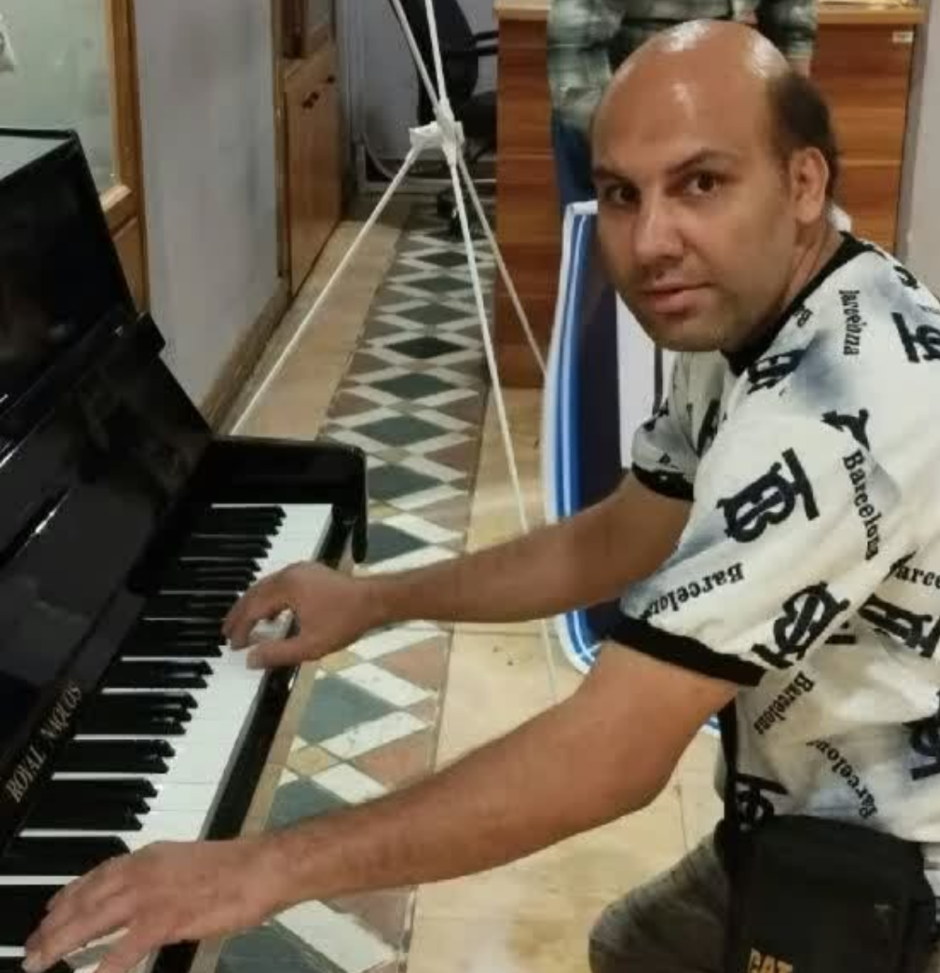 مالک آریاپور نواختن پیانو