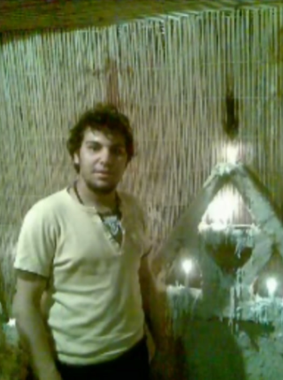 مالک در یکی از کنسرت هایش که شمع روشن