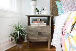 رنگ کردن وسایل چوبی در خانه