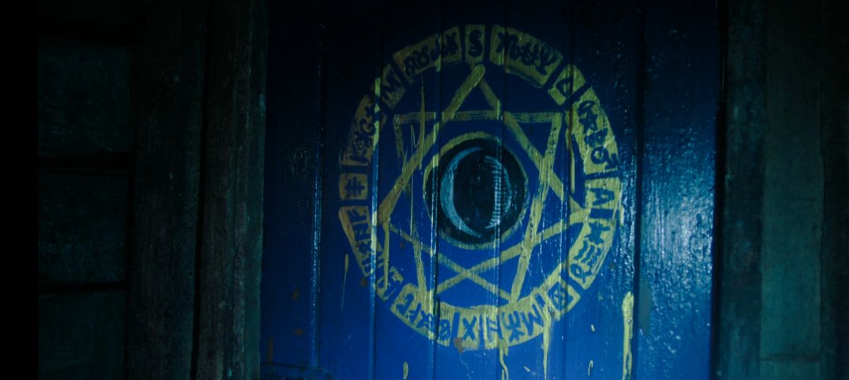 کمی ساده لوحانه و خوش خیالیست که نماد های به کار رفته در فیلم را نادیده بگیریم : نماد تک چشم جهان بین که معتقدین به ماتریکس باور دارند جهان را مدیریت می کند و برخی آن را به دجال یا ستاره قطبی (پلاریس) نسبت می دهند. 