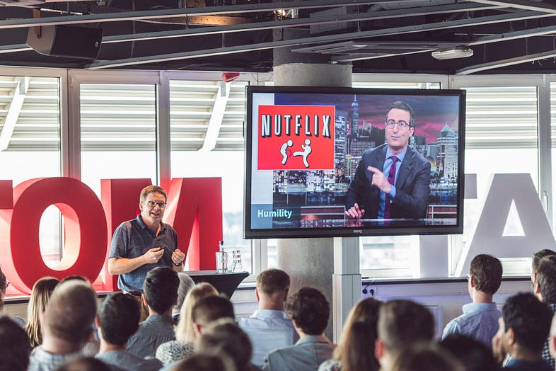 یادگیری هم از موفقیت و هم از شکست حاصل میشود. در بالا، جان اولیور در مورد تلاش ناموفق نتفلیکس برای جدا کردن سرویسهای DVD پستی و استریمینگ خود و شکست "کویکستر" صحبت میکند.