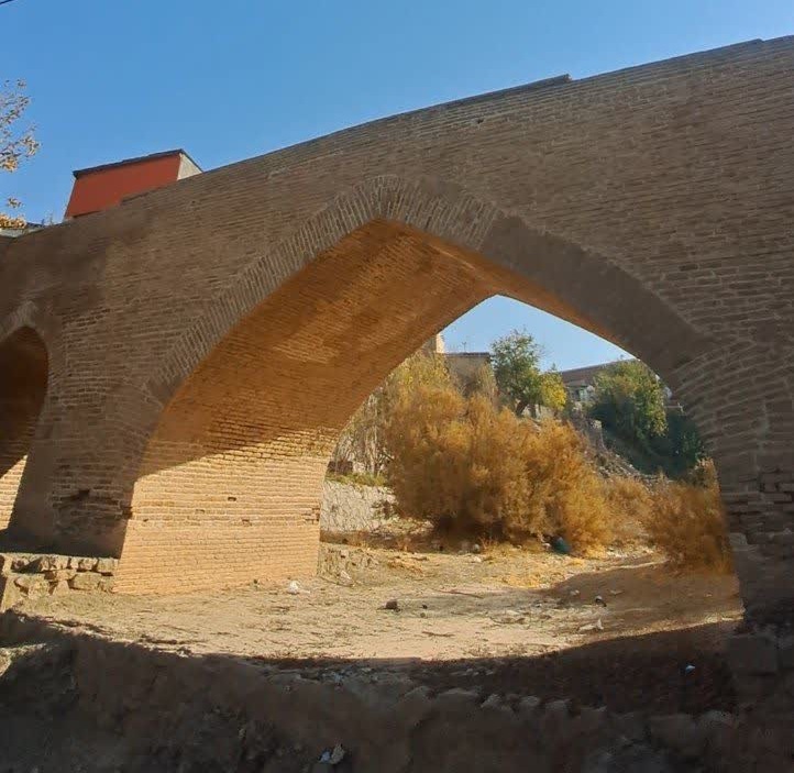 پل تاریخی طیونج(پل ارتباطی بین بخش مسکونی و باغات)