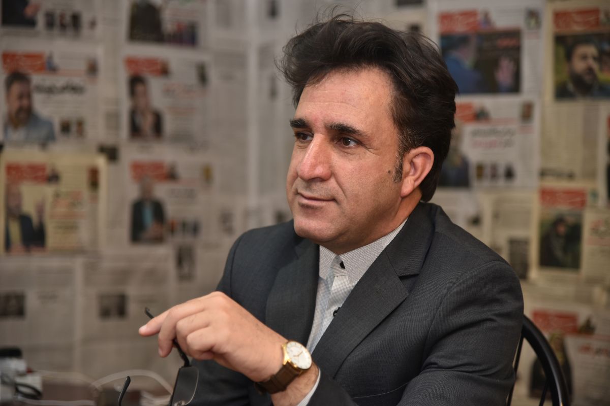 مطبوعات کرمانشاه / مطبوعات کوردی
در مقدمهی کتاب «خشونت» اثر «اسلاوی ژیژک» آمده است: «داستانی قدیمی درباره کارگری وجود دارد که گمان دزدی درباره او میرفت. هر روز عصر که از کارخانه برمیگشت، چرخدستی او را به دقت می گشتند. نگهبانان نتوانستند چیزی پیدا کنند. چرخ دستی همیشه خالی بود. سرانجام کاشف به عمل آمد که کارگر، خودِ چرخدستیها را می دزدیده است!.». این دقیقاً همان داستانی است که ضمن هوشربایی از گویشوران زبان کوردی در جغرافیای کرماشان و ایلام، هویت زبانی و فرهنگی بخشی از آنان را به یغما برده است.