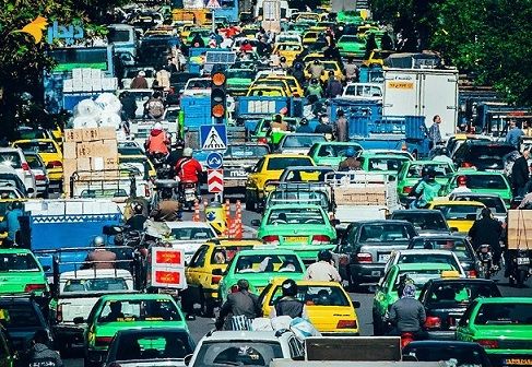 به تصویر که نگاه میکنم صدای ماشین، موتور، بوقها و البته همهمهی آدمها در ذهنم تداعی میشه