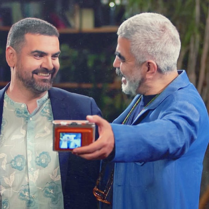 سروش صحت هم‌اکنون عکس حسین مدنی را می‌گیرد