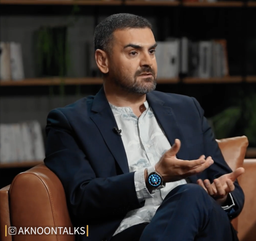 اکنون جانورشناس با قطب‌نما خیال می‌کند